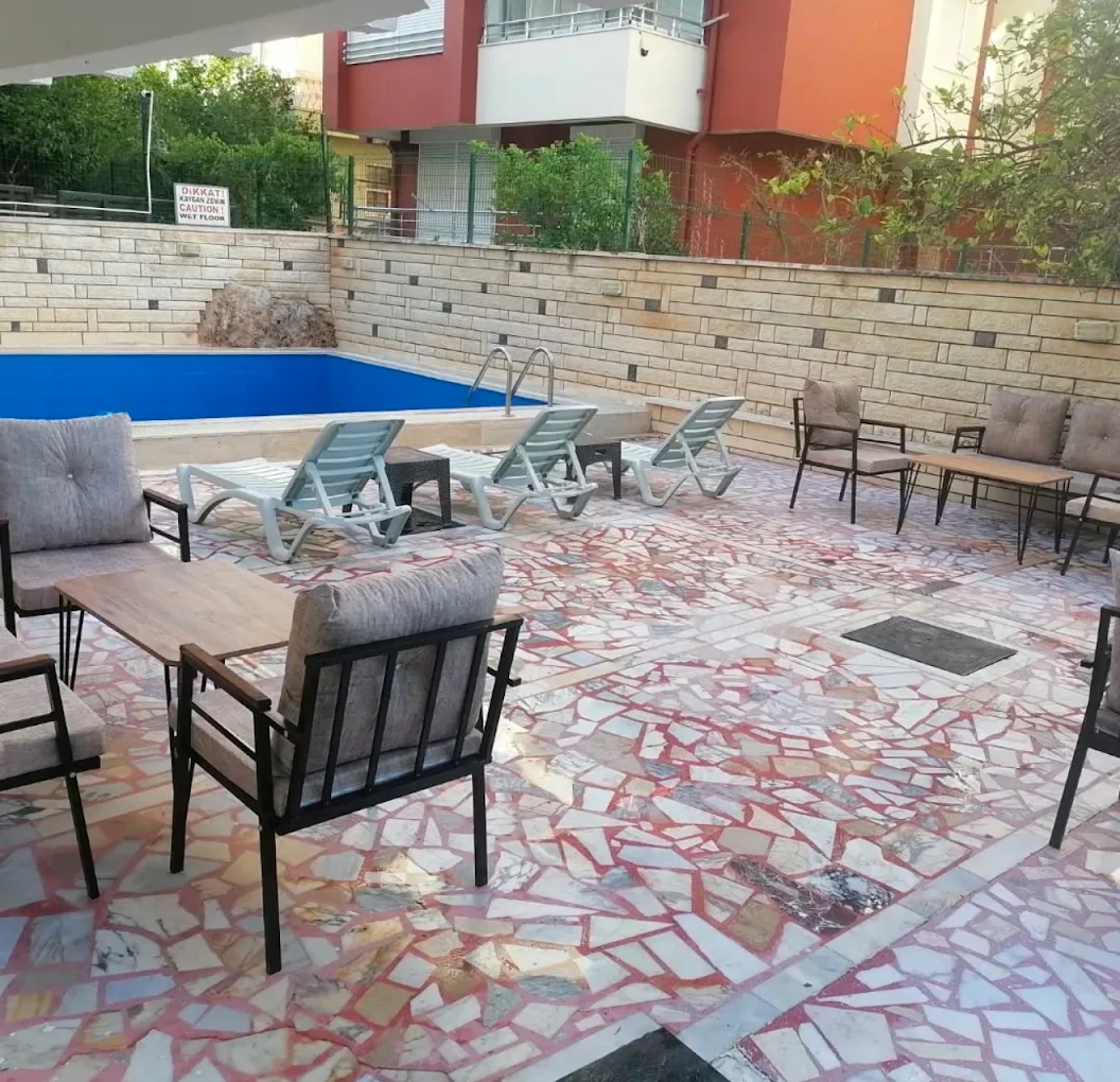 Kent Otel havuz ve bahçe